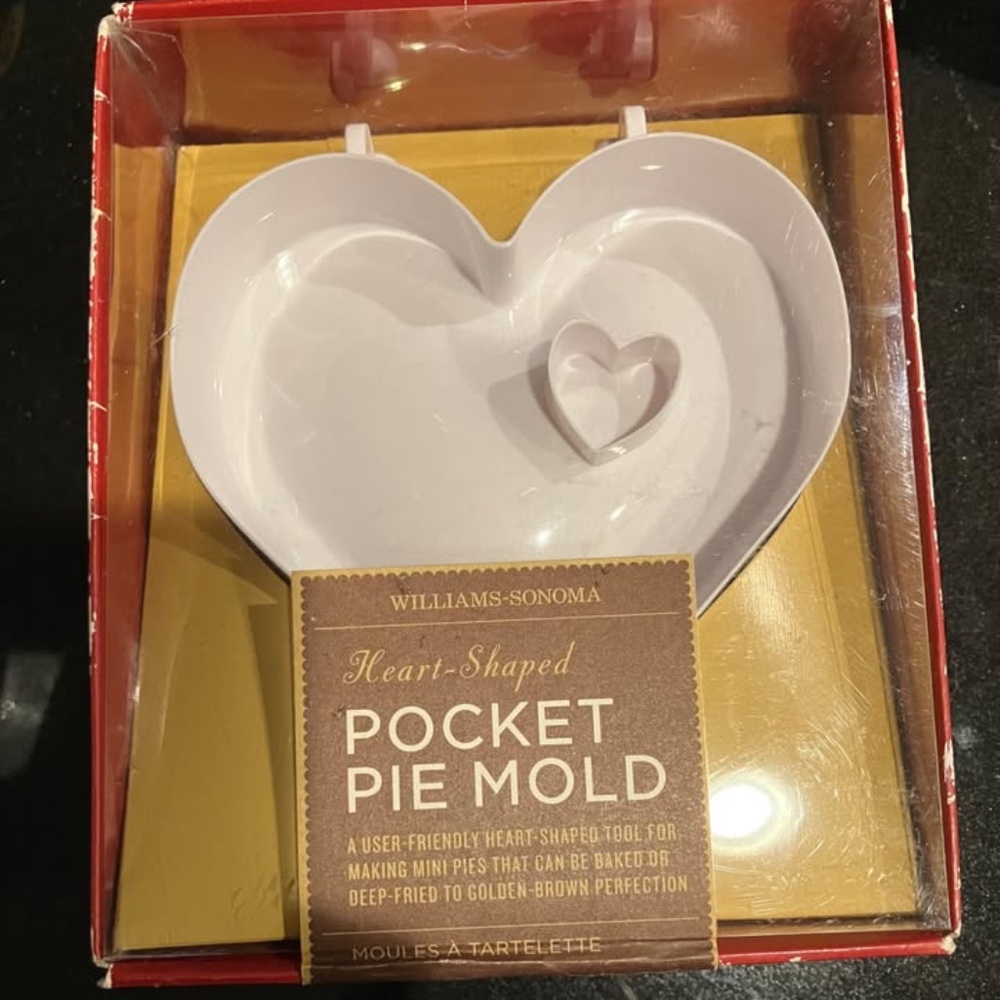 Williams Sonoma Heart Pocket Pie Mold – Brand New ❤️  Date Night